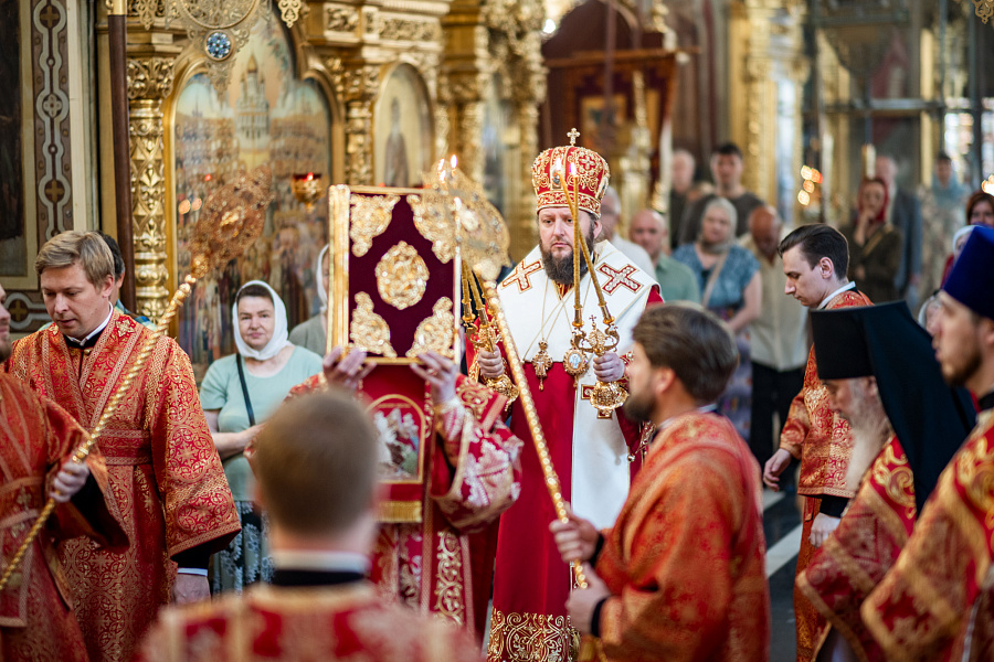 Божественная литургия в день отдания праздника Пасхи в Троицком кафедральном соборе Подольска